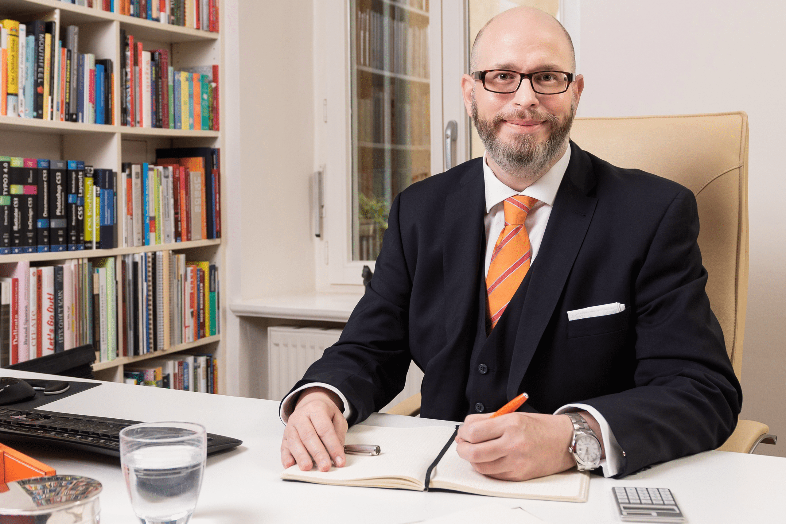 Das Bild zeigt Erik A. Leonavicius. Der Experte der Strategieberatung in München: Innovation, Reinvention und Transformation. Er trägt eine Glatze, eine Brille und einen graumelierten Bart.