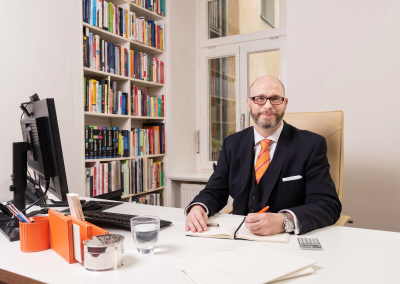 Das Bild zeigt Erik A. Leonavicius an seinem Arbeitsplatz. Er ist Experte der Strategieberatung REINVENTIS in München: Innovation, Reinvention und Transfromation.