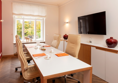 The photo shows the conference room at the strategy consulting firm REINVENTIS in Munich: Innovation, Reinvention, and Transformation.